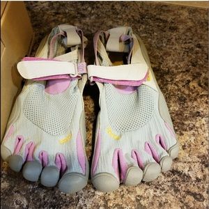 NWOT Women’s Vibram Five Finger Shoes